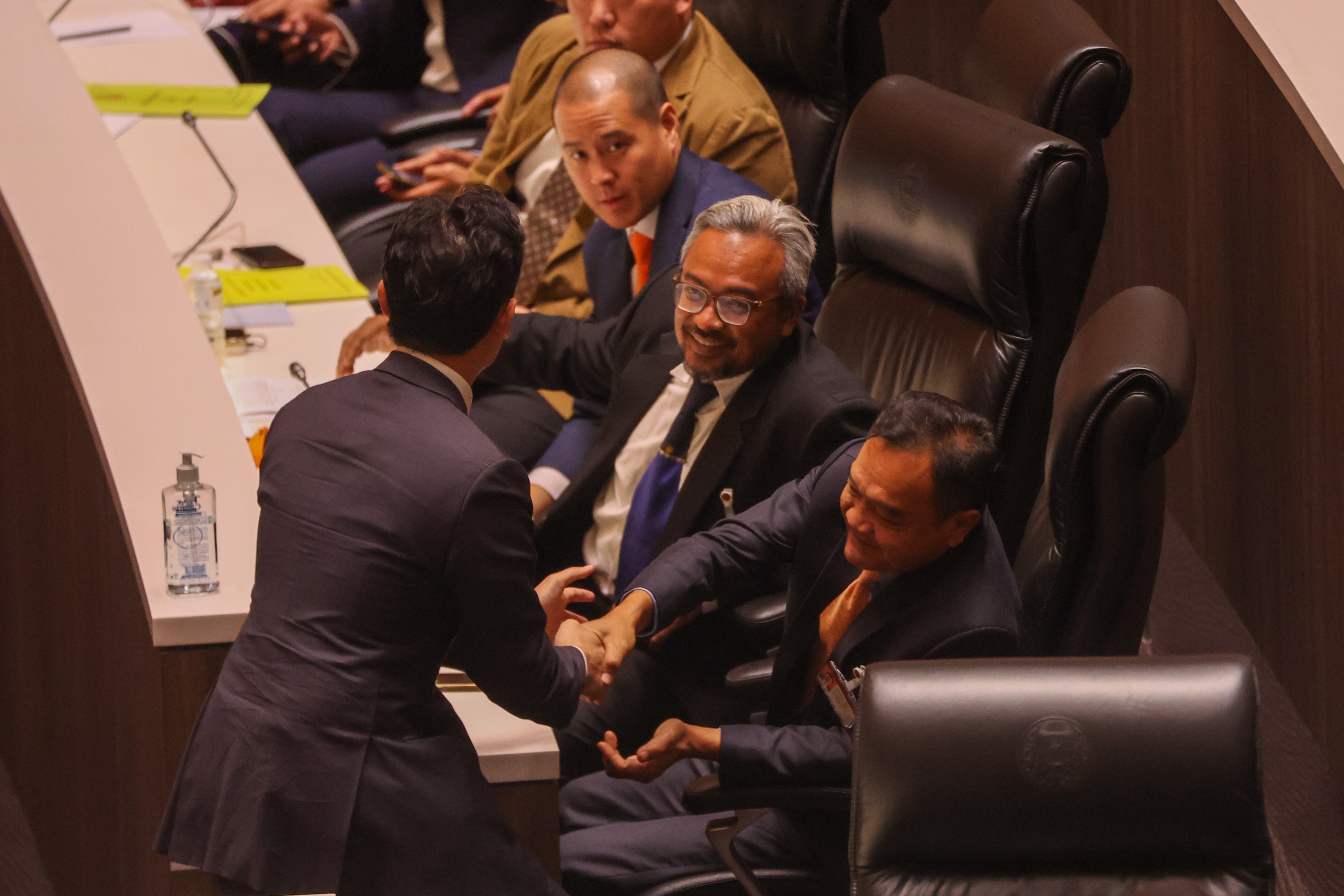 ด่วน! ศาลรัฐธรรมนูญ มีคำสั่งให้ พิธา หยุดปฏิบัติหน้าที่ สส. ด่วน! ศาลรัฐธรรมนูญ มีคำสั่งให้ พิธา หยุดปฏิบัติหน้าที่ สส.