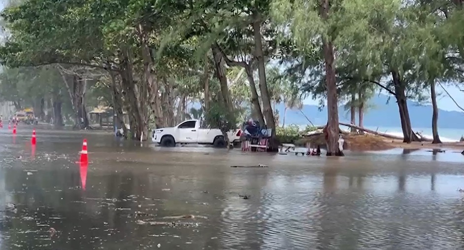 หาดทรายแก้ว เปิดภาพคลื่นสูงซัดน้ำทะเลท่วมถนนภูเก็ต จราจรติดขัด!