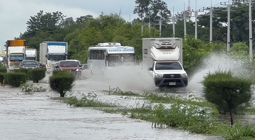 ถ.มิตรภาพ จมน้ำ! หลังเจอฝนตกหนัก รถทัวร์-รถบรรทุก เสียหายหลายคัน 