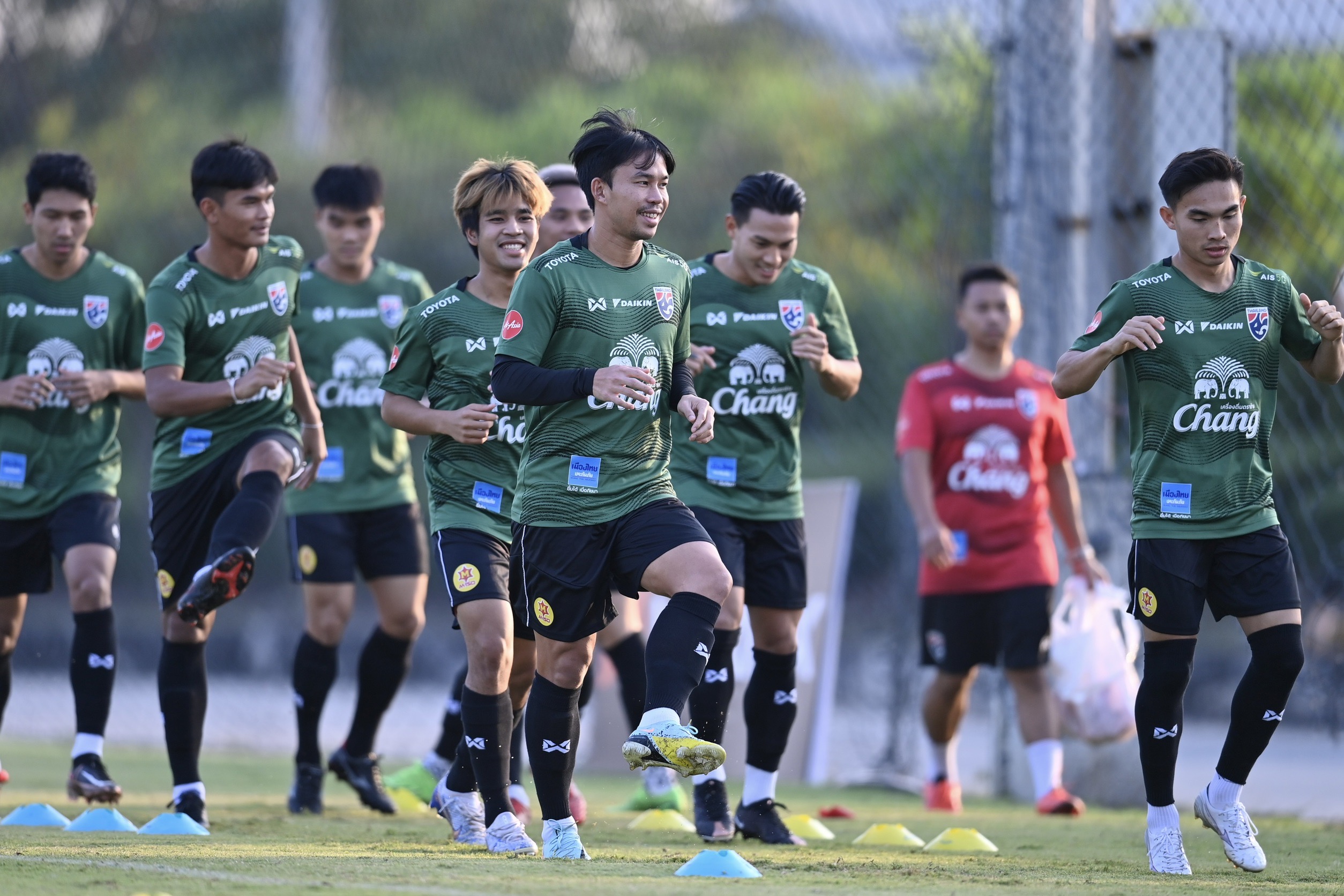 ประมวลภาพ 'ลีซอ ธีรเทพ' เข้าฝึกซ้อมกับทีมชาติไทยเตรียมเล่นนัดอำลา 14 ธ.ค. นี้ ประมวลภาพ 'ลีซอ ธีรเทพ' เข้าฝึกซ้อมกับทีมชาติไทยเตรียมเล่นนัดอำลา 14 ธ.ค. นี้