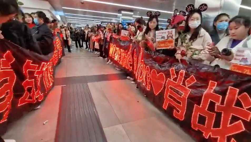 แห่ต้อนรับ 'เซียวจ้าน'!! พระเอกซุปตาร์จีน ลัดฟ้าร่วมงานสัปดาห์แฟชั่นมิลาน