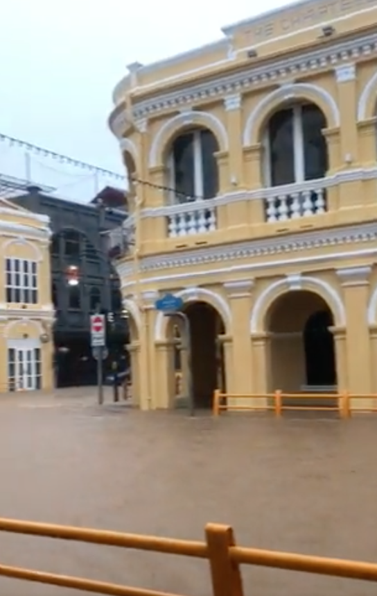 ฝนถล่ม! ภูเก็ตน้ำท่วมหนักย่านเมืองเก่า บางจุดสูงครึ่งเมตร