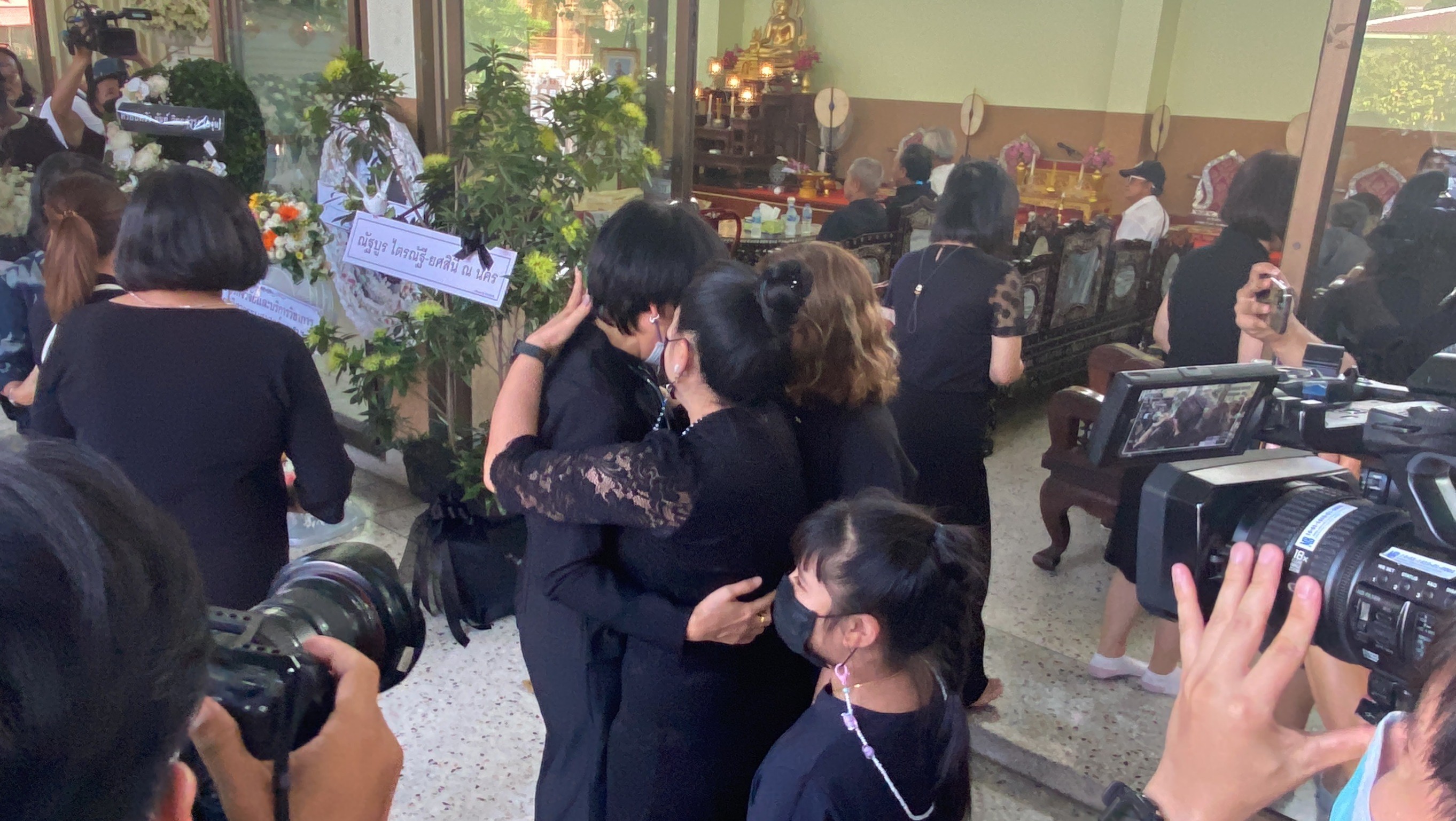 ภาพบรรยากาศพิธีศพ ถนอม สามโทนเพื่อนๆในวงการต่างร่วมไว้อาลัย