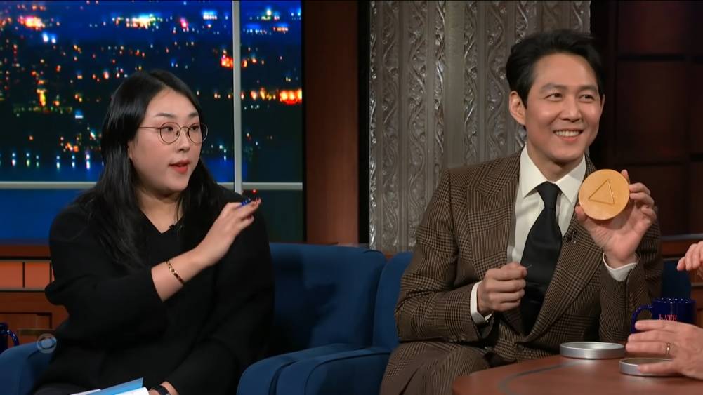 อีจองแจ เล่นเกมขูดน้ำตาลเกาหลีในรายการ The Late Show with Stephen Colbert (มีคลิป) อีจองแจ เล่นเกมขูดน้ำตาลเกาหลีในรายการ The Late Show with Stephen Colbert (มีคลิป)