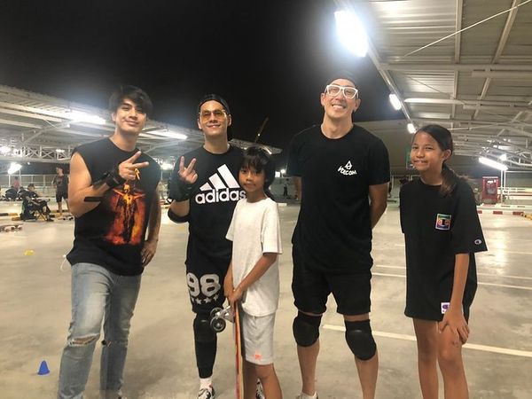 วัยรุ่นเซ็ง! “เจ เจตริน” พาก๊วนลูกชายสุดหล่อเล่น “Surf Skate” แต่กลับเกิดดราม่าที่ตักเตือนบางคนไม่เข้าใจกฎกติกา วัยรุ่นเซ็ง! “เจ เจตริน” พาก๊วนลูกชายสุดหล่อเล่น “Surf Skate” แต่กลับเกิดดราม่าที่ตักเตือนบางคนไม่เข้าใจกฎกติกา