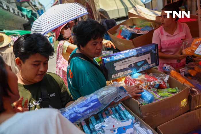 ตลาดสำเพ็งคึกคัก ปชช. ซื้อปืนฉีดน้ำต้อนรับเทศกาลสงกรานต์ ตลาดสำเพ็งคึกคัก ปชช. ซื้อปืนฉีดน้ำต้อนรับเทศกาลสงกรานต์