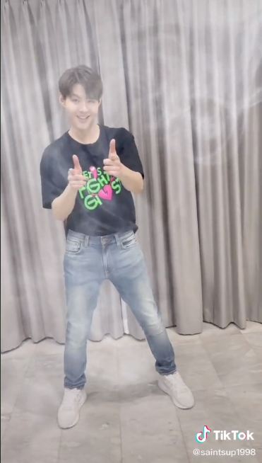 “เซ้นต์-อร” ไม่ยอมตกเทรนด์ โชว์สเต็ป “ฮักต้าวหลาย challenge”
