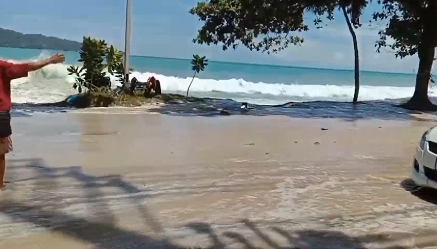 หาดทรายแก้ว เปิดภาพคลื่นสูงซัดน้ำทะเลท่วมถนนภูเก็ต จราจรติดขัด!