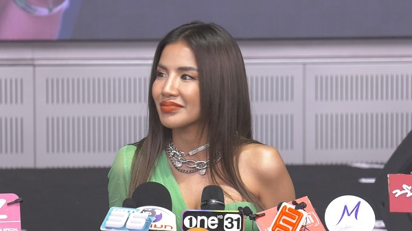 ใบเตย อาร์สยาม ควง UrboyTJ โชว์สุดปัง กับซิงเกิ้ลใหม่   (มีคลิป)