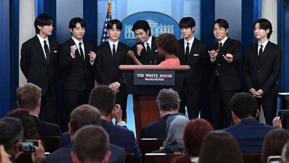 สมาชิกวง BTS หารือเพื่อหาทางออกให้กับปัญหาความเกลียดชังชาวอเมริกันเชื้อสายเอเชียที่ทำเนียบขาว สมาชิกวง BTS หารือเพื่อหาทางออกให้กับปัญหาความเกลียดชังชาวอเมริกันเชื้อสายเอเชียที่ทำเนียบขาว