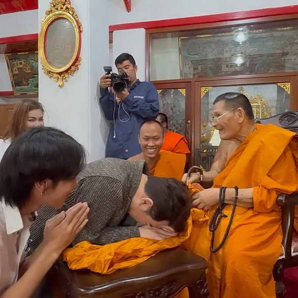 มดดำ คชาภา เผยภาพมงคลของชีวิต ได้รับเหรียญจากมือ หลวงปู่ศิลา วัดพระธาตุหมื่นหิน มดดำ คชาภา เผยภาพมงคลของชีวิต ได้รับเหรียญจากมือ หลวงปู่ศิลา วัดพระธาตุหมื่นหิน