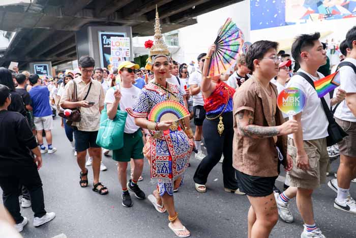 พาเหรด PrideMonth ยิ่งใหญ่ โบกธงสีรุ้งยาวที่สุดในประเทศไทยกว่า 200 เมตร