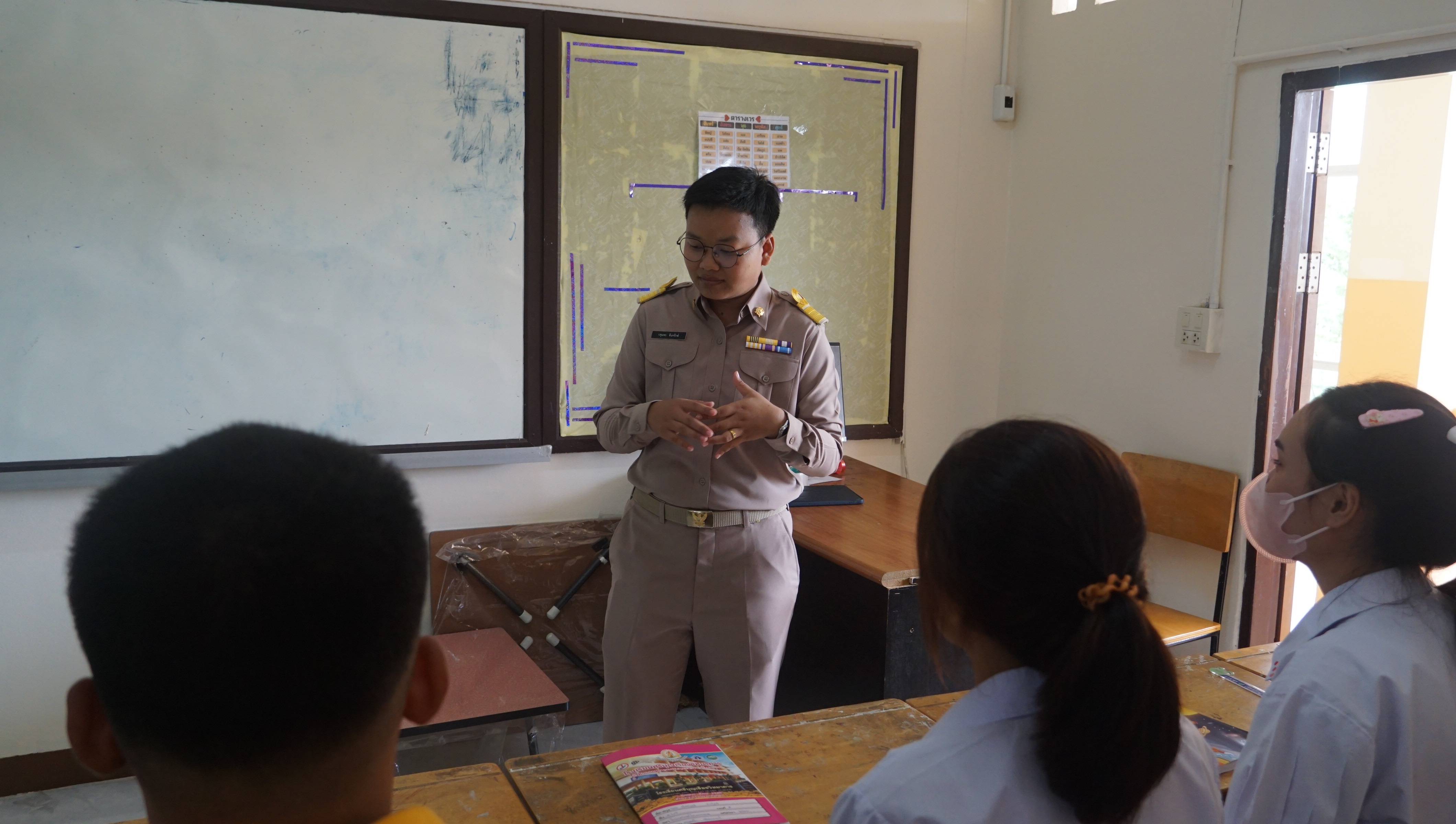 ผอ.โรงเรียนดัง อนุญาตให้ครูแต่งกายตามเพศสภาพ