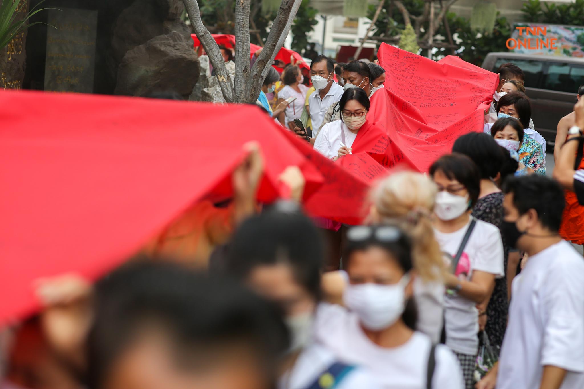 ประชาชนร่วมพิธี “ห่มผ้าแดงภูเขาทอง” ประจำปี 2564 เสริมสิริมงคล