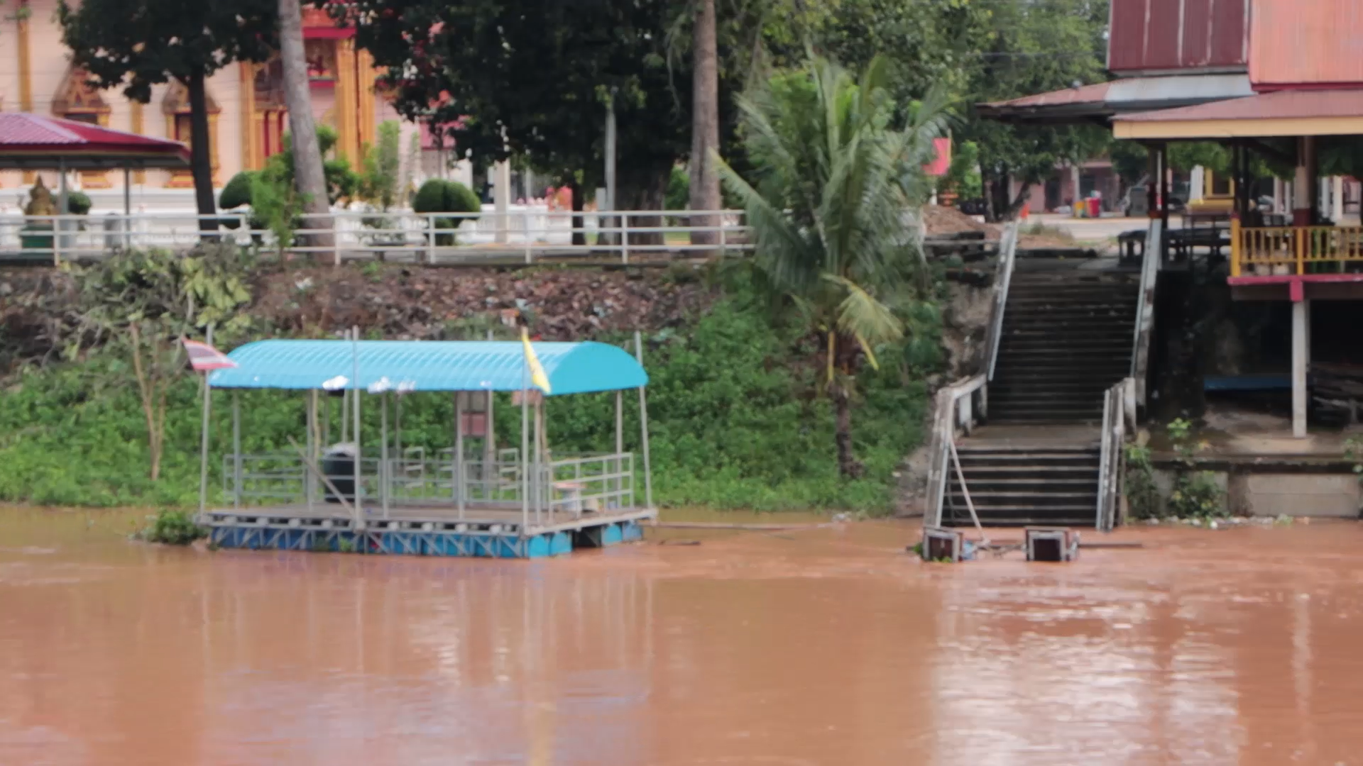 ด่วน! พิษณุโลก ถนนขาดลึก 5 เมตร แม่น้ำแควน้อยไหลแรงกัดเซาะ ด่วน! พิษณุโลก ถนนขาดลึก 5 เมตร แม่น้ำแควน้อยไหลแรงกัดเซาะ