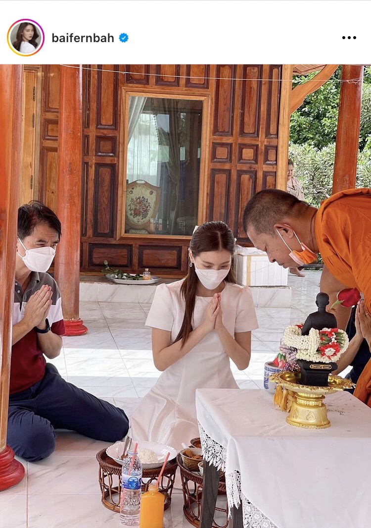 ใบเฟิร์น ทำบุญวันเกิดอายุขึ้นเลขสาม ด้วยลุคสาวหวานเจี๊ยบ