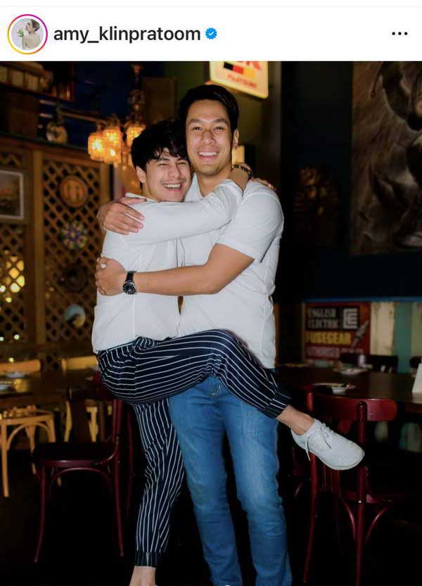 เอมี่ กลิ่นประทุม - กีต้าร์ ศิริพิชญ์ เล่าย้อนความทรงจำถึงเพื่อนรัก อ๋อม อรรคพันธ์ เอมี่ กลิ่นประทุม - กีต้าร์ ศิริพิชญ์ เล่าย้อนความทรงจำถึงเพื่อนรัก อ๋อม อรรคพันธ์