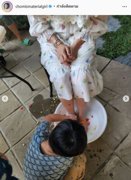สายฟ้า-พายุ ล้างเท้า-รดน้ำดำหัว ชมพู่ และ คุณยาย พร้อมรับคำอวยพรในวันสงกรานต์