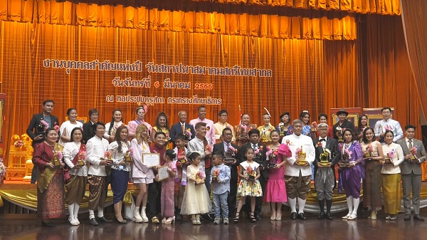 “โก้ ธีรศักดิ์ - บดินทร์ ดุ๊ก” คว้ารางวัลสยามอัครดุษฏี    (มีคลิป)