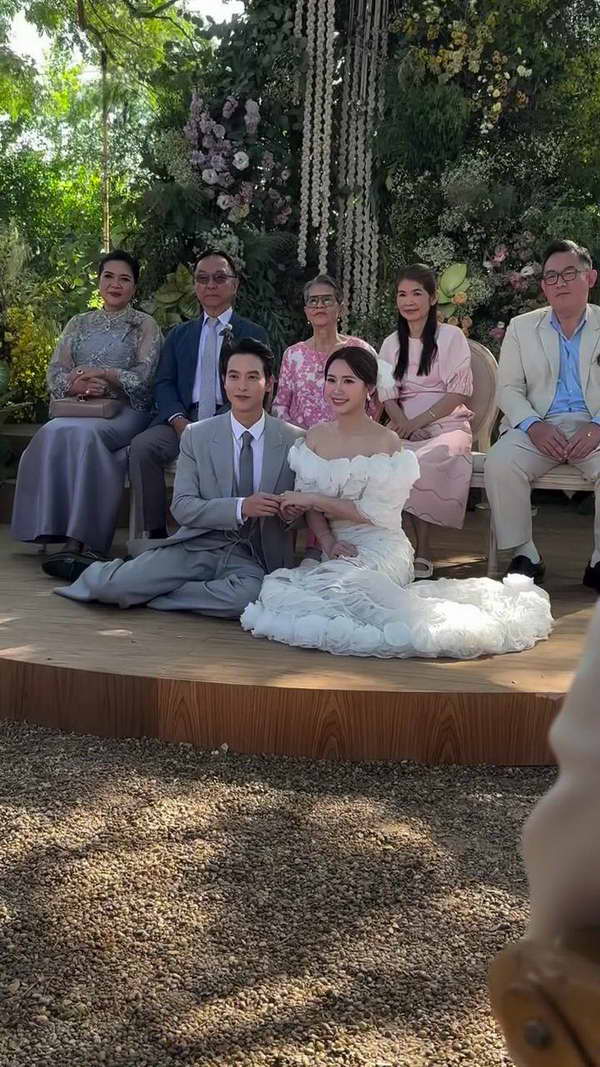 เจมส์ จิรายุ ควงเจ้าสาว โฟม เบญจมาศ เข้าพิธีหมั้นเรียบง่ายแต่อบอุ่น เจมส์ จิรายุ ควงเจ้าสาว โฟม เบญจมาศ เข้าพิธีหมั้นเรียบง่ายแต่อบอุ่น