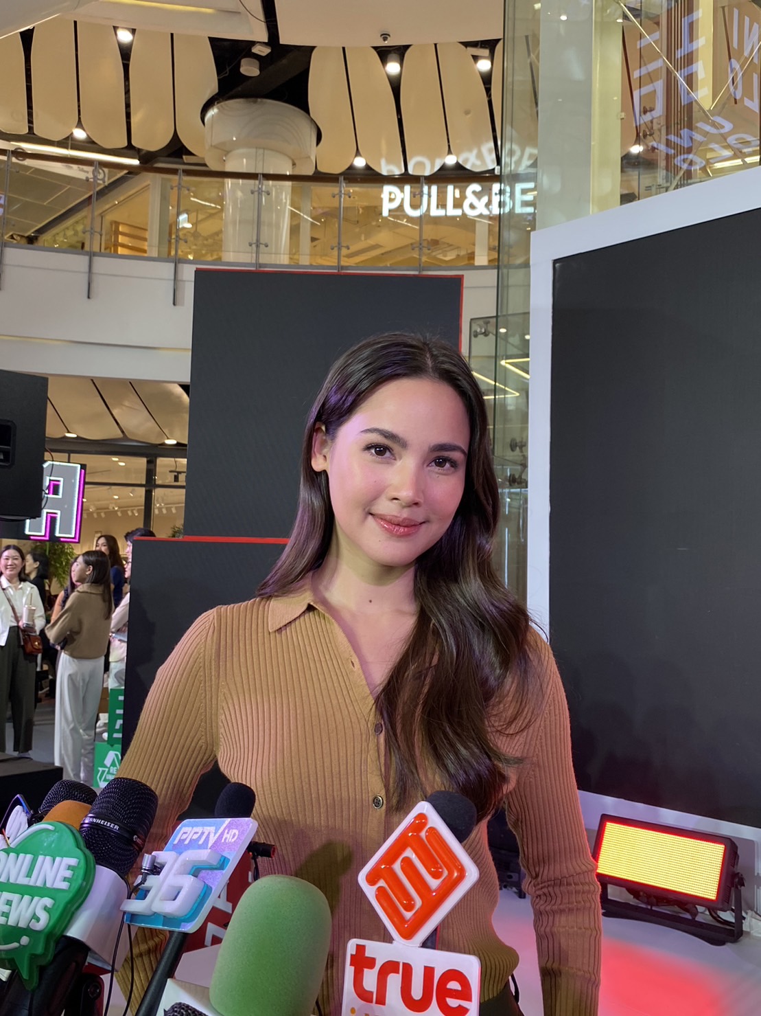 “ญาญ่า อุรัสยา” เล่าโมเมนต์สุดประทับใจ ร่วมงานวิวาห์หวาน “หมาก – คิม”