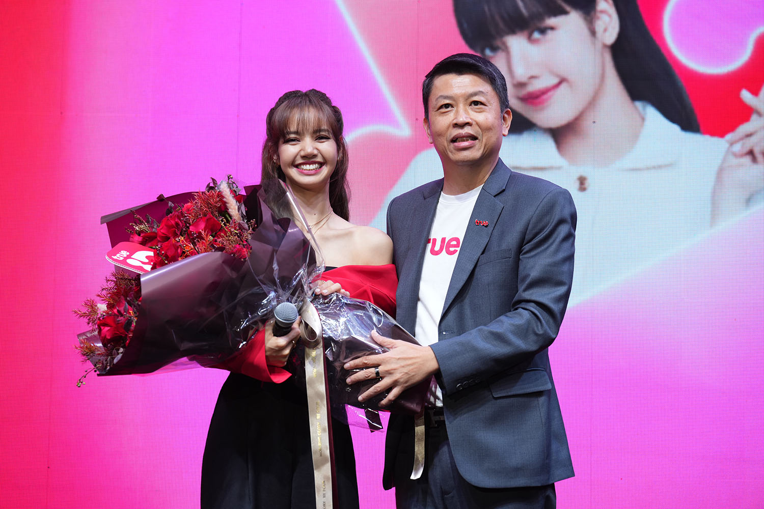 ฟินแบบจัดเต็ม ลิซ่า BLACKPINK สร้างปรากฏการณ์ดังกระหึ่มโซเชียลทั่วโลก