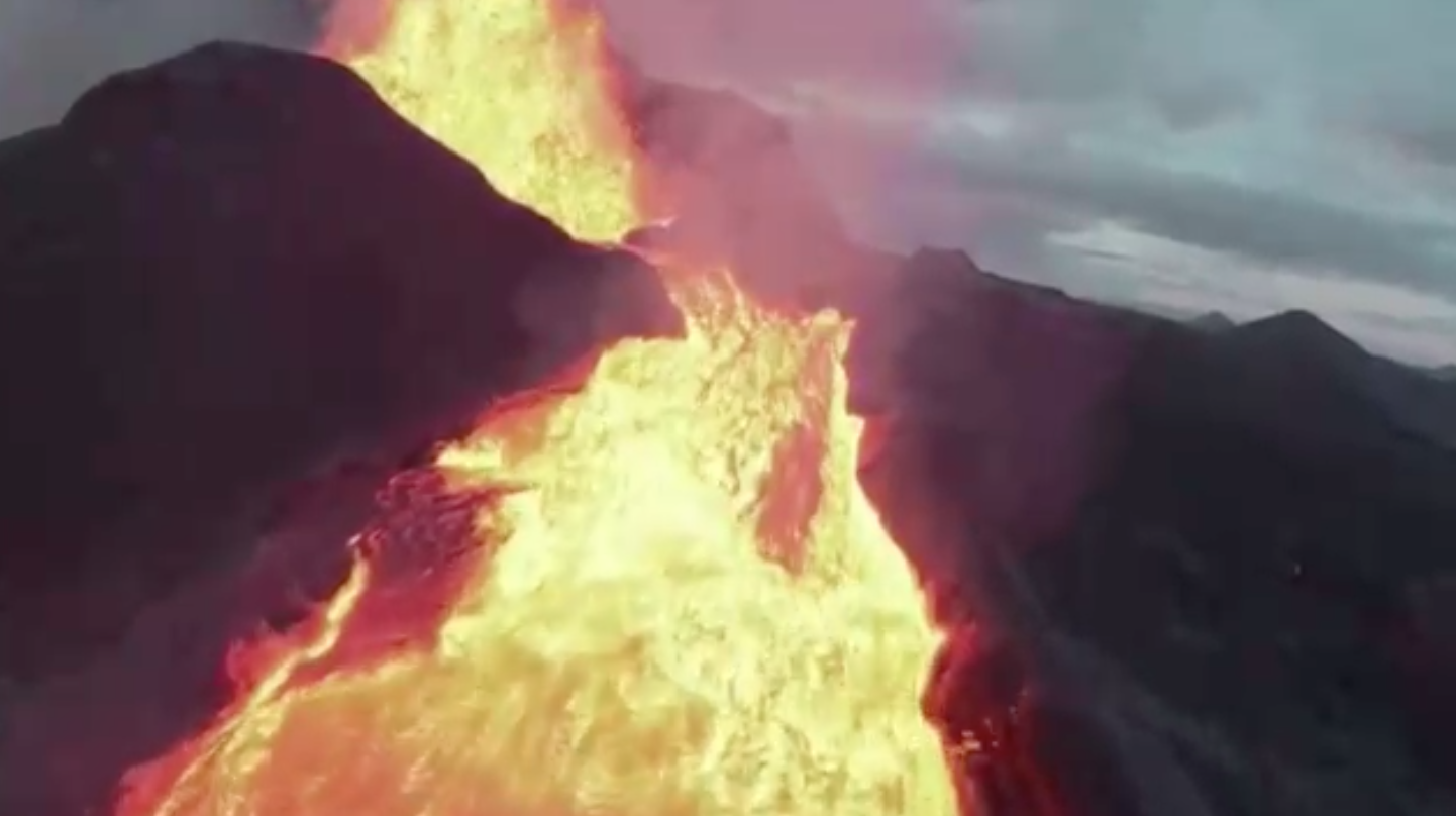 เปิดภาพสุดสะพรึง! ลาวาทะลักจากปล่องภูเขาไฟในไอซ์แลนด์