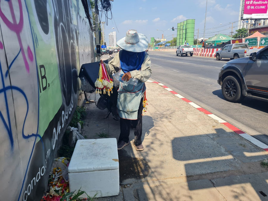 ‘ช่อ โนใหม่’ พ่อค้าขายพวงมาลัย สะท้อนชีวิตแรงงาน กลางสภาวะโลกเดือด ‘ช่อ โนใหม่’ พ่อค้าขายพวงมาลัย สะท้อนชีวิตแรงงาน กลางสภาวะโลกเดือด