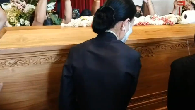 เคลื่อนร่าง สรพงศ์ ชาตรี ถึงวัดเทพศิรินทร์ คนบันเทิงร่วมอาลัย