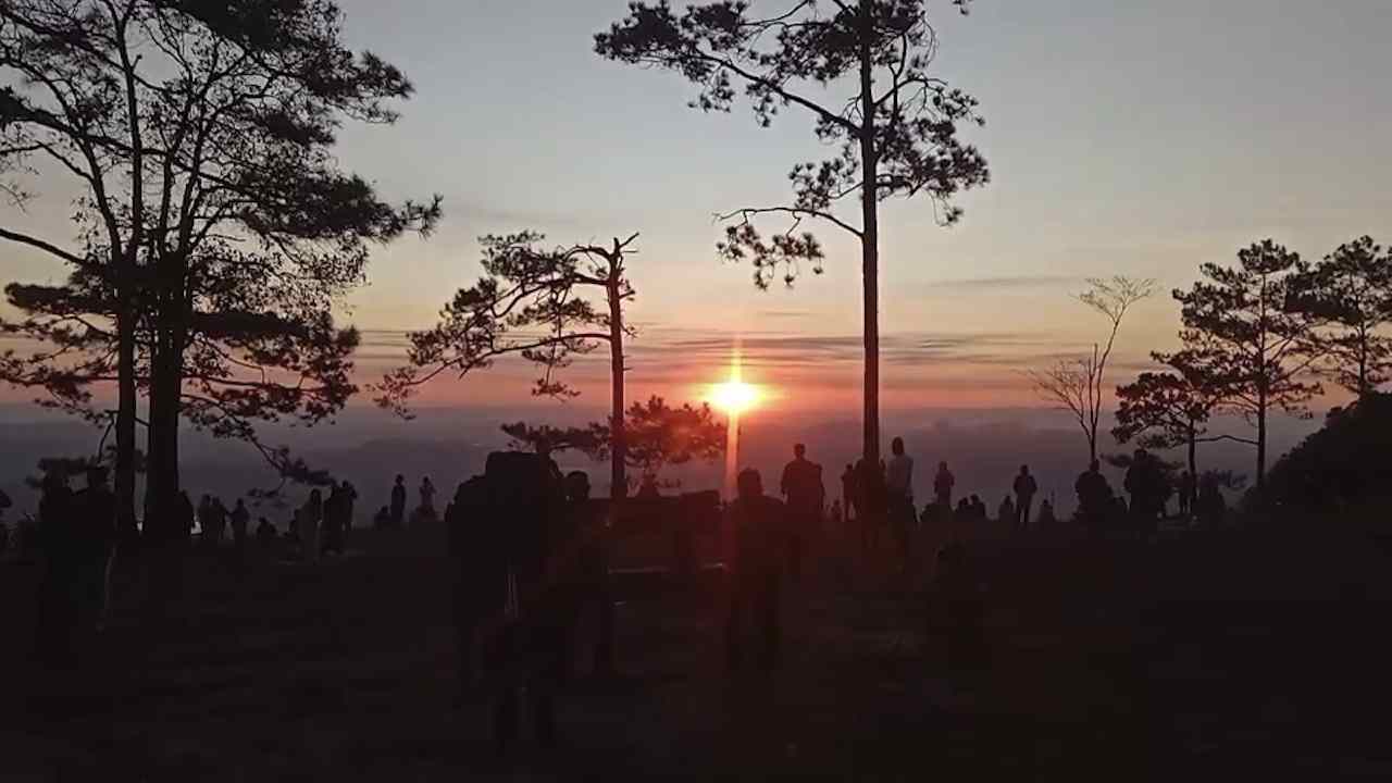 ภูกระดึง เย็นยะเยือกอุณหภูมิเหลือ 10.5 องศาฯ แนวโน้มลดลงต่อเนื่อง
