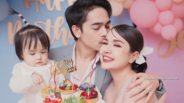 สามีจัดให้ยกเค้กเซอร์ไพรส์ “เจนนี่ รัชนก” ในวัย 28 ปี  (มีคลิป)