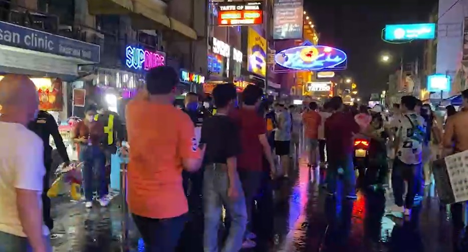 สงกรานต์ 2565 ประมวลภาพยามค่ำคืน ถนนข้าวสาร นทท.เพียบ! สงกรานต์ 2565 ประมวลภาพยามค่ำคืน ถนนข้าวสาร นทท.เพียบ!