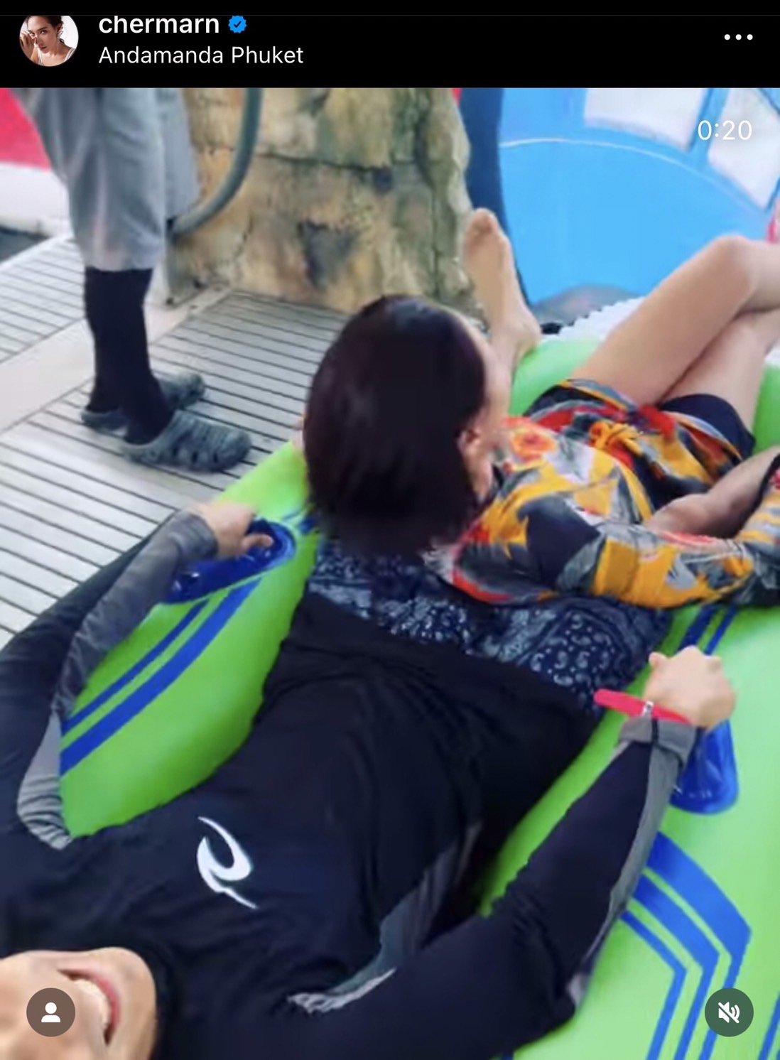 เสิร์ฟความหวานให้เเฟนๆ “พลอย - โต้ง” อวดโมเมนต์เล่นน้ำสุดน่ารัก 