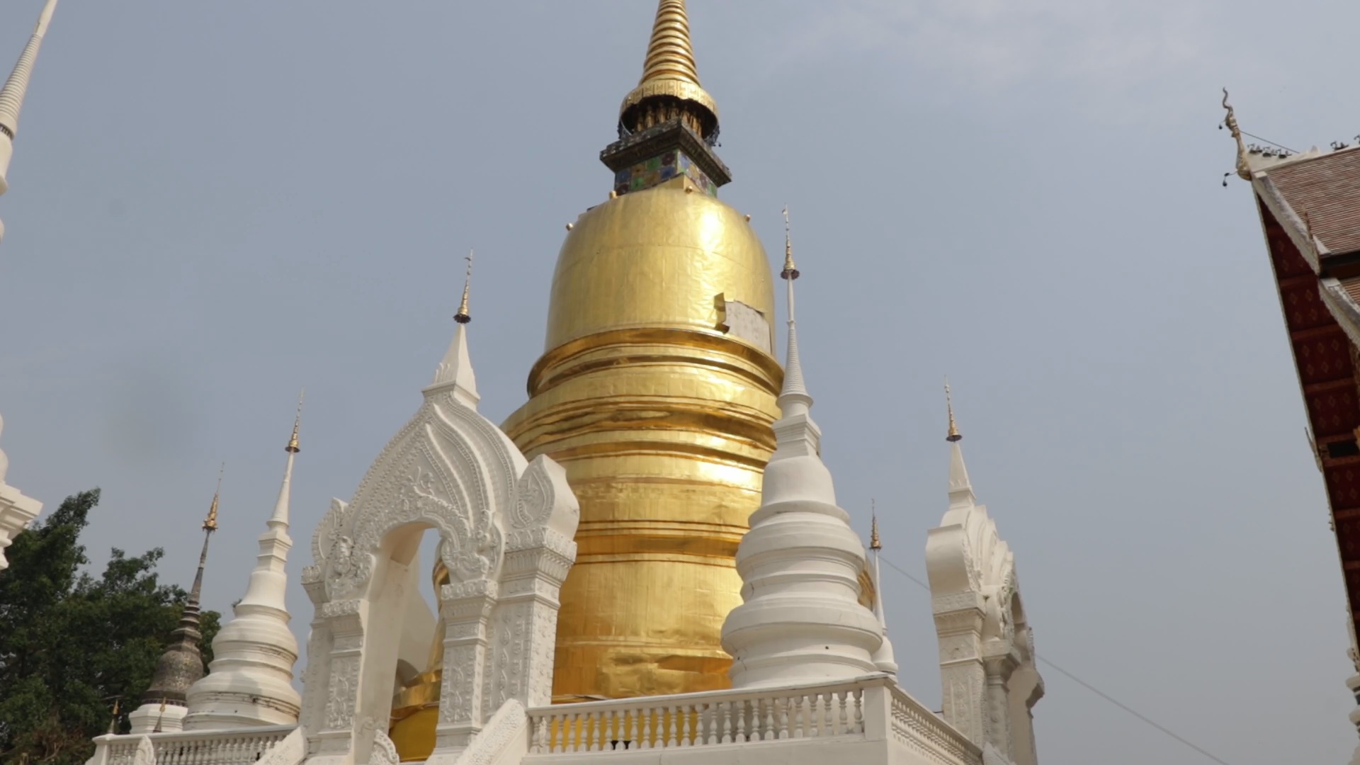 ลมแรงเกินต้าน! แผ่นทองจังโก หุ้มพระเจดีย์ วัดสวนดอก เชียงใหม่ พายุฝนพัดปลิว ลมแรงเกินต้าน! แผ่นทองจังโก หุ้มพระเจดีย์ วัดสวนดอก เชียงใหม่ พายุฝนพัดปลิว