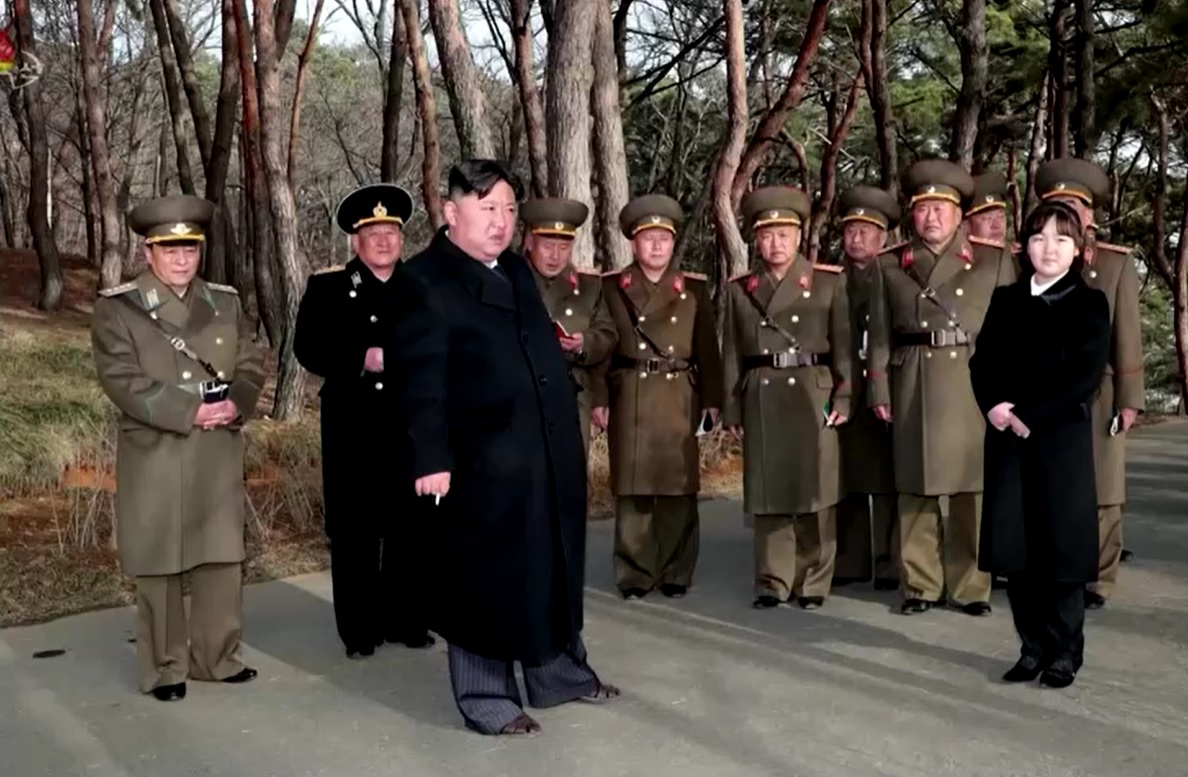 เปิดภาพนาทีเกาหลีเหนือยิงขีปนาวุธ 6 ลูก คิมจองอึน พาลูกสาวชมด้วย!