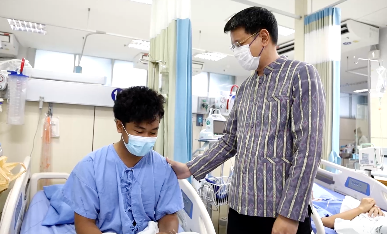 เปิดใจ ‘น้องบาส’หนุ่มฮีโร่ช่วยนร.อุดรฯถูกไฟดูด-ผู้ว่าฯรุดเยี่ยมมอบรางวัล เปิดใจ ‘น้องบาส’หนุ่มฮีโร่ช่วยนร.อุดรฯถูกไฟดูด-ผู้ว่าฯรุดเยี่ยมมอบรางวัล