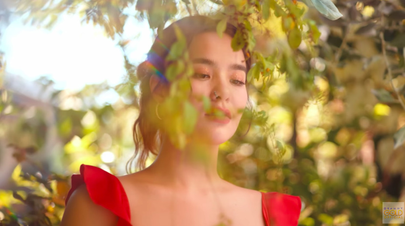 มีนตรา อินทิรา เจ้าของเพลง ว่าว ดึง ไมค์ พิรัชต์ ร้องคู่ในเวอร์ชั่นภาษาจีน  