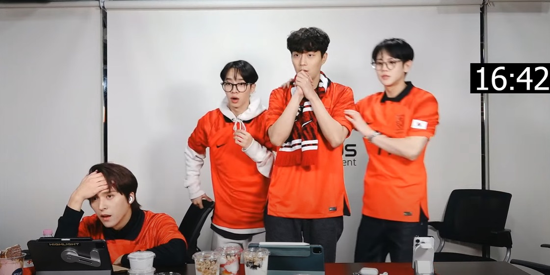 ให้ภาพเล่าเรื่อง! ชมลีลา 4 หนุ่มวง HIGHLIGHT เชียร์ทีมชาติเกาหลีใต้สู้ศึกฟุตบอลโลก ให้ภาพเล่าเรื่อง! ชมลีลา 4 หนุ่มวง HIGHLIGHT เชียร์ทีมชาติเกาหลีใต้สู้ศึกฟุตบอลโลก