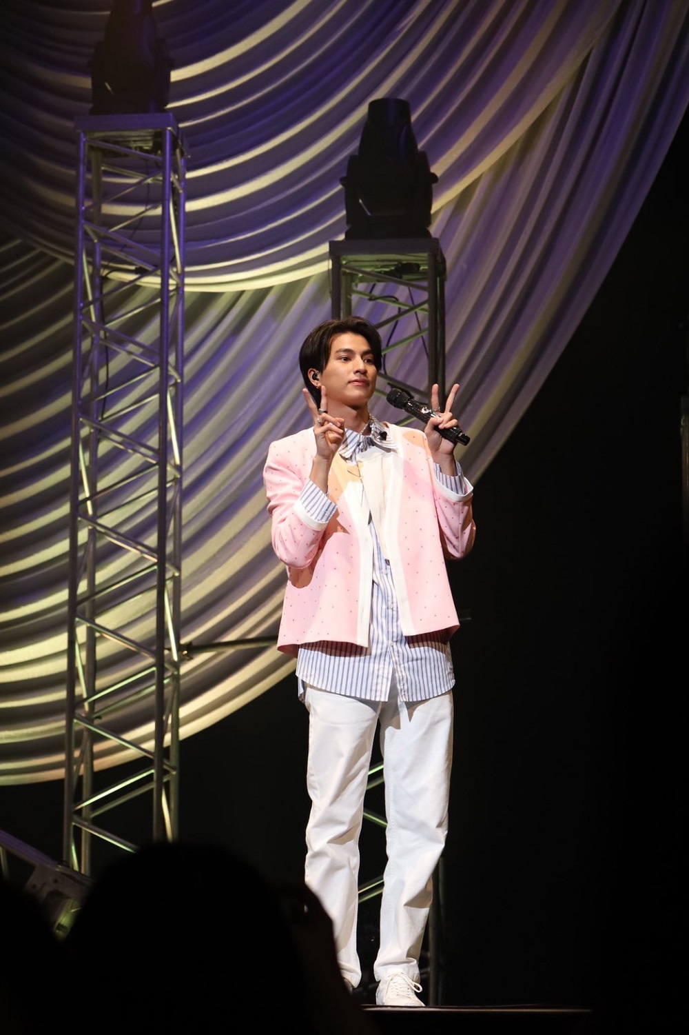 นักแสดงสุดฮอต กลัฟ  ประทับใจงานแฟนมีตติ้งถึงขั้นน้ำตาไหล เมื่อเห็นแฟนคลับร้องเพลงเซอร์ไพร์