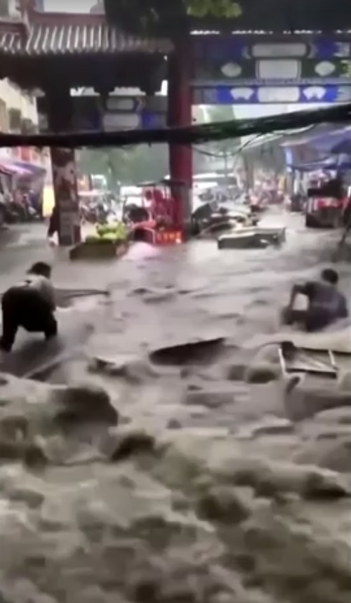 ภาพวินาทีชีวิต! กระแสน้ำท่วมไหลเชี่ยวซัด คน-สิ่งของ กระจัดกระจาย