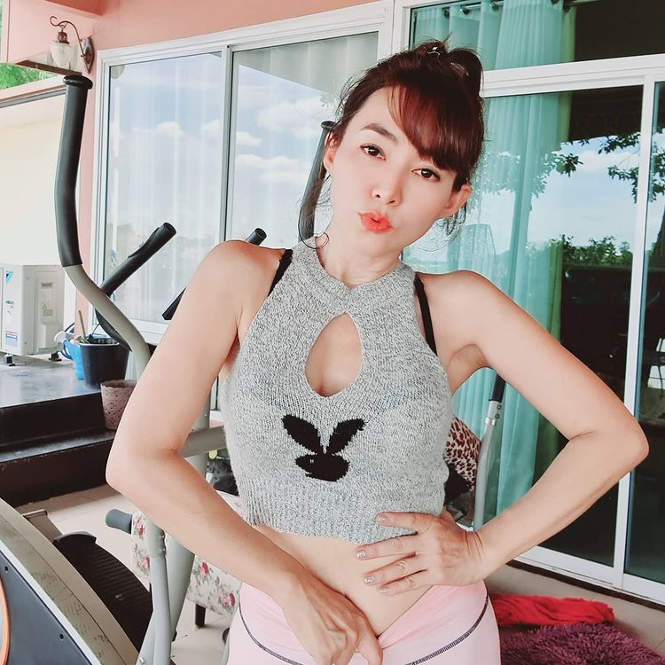 'ต้อม ณหทัย' ย่างเข้า 50 แต่ยังเป๊ะทุกสัดส่วน เห็นแล้วต้องอึ้ง 'ต้อม ณหทัย' ย่างเข้า 50 แต่ยังเป๊ะทุกสัดส่วน เห็นแล้วต้องอึ้ง
