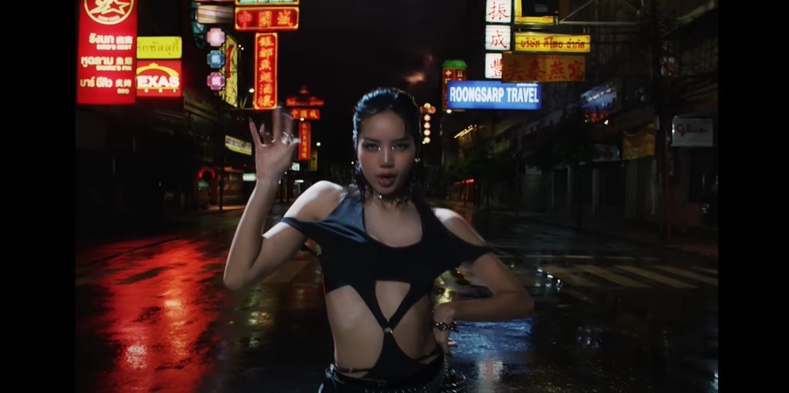 “ลิซ่า” ปลุกกระแส “ถนนเยาวราช” สู่สายตาชาวโลก ผ่าน MV เพลง ROCKSTAR “ลิซ่า” ปลุกกระแส “ถนนเยาวราช” สู่สายตาชาวโลก ผ่าน MV เพลง ROCKSTAR