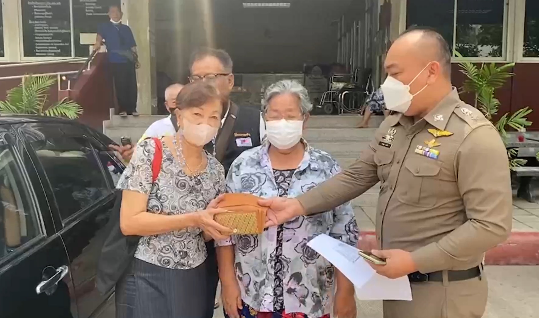ชื่นชม! ยายวัย 70 ปีเก็บเงินได้ 3 หมื่นรีบแจ้งจนท. ล่าสุดเจอเจ้าของแล้ว