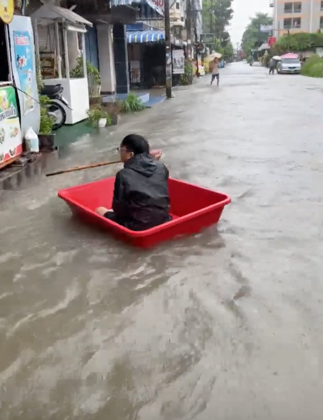 สีสันวัน 'ฝนถล่มเชียงใหม่' อาจารย์พายอ่างแดงไปสอนนศ. สีสันวัน 'ฝนถล่มเชียงใหม่' อาจารย์พายอ่างแดงไปสอนนศ.