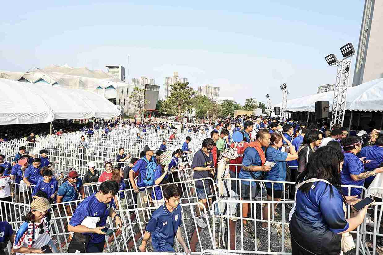 แฟนบอลคึกคัก! แน่นสนามราชมังฯ รอเชียร์ ช้างศึก ดวล เกาหลีใต้
