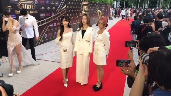 เหล่าคนดัง ตบเท้าร่วมเดินพรมแดงในงาน Maya Entertain Awards 2022 