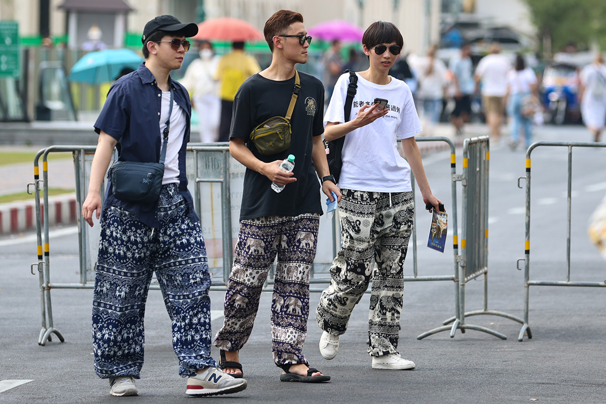 เปิดที่มา ‘กางเกงช้าง’ ทำไมถึงดัง? ต่างชาติแห่ใส่กันเพียบ! 