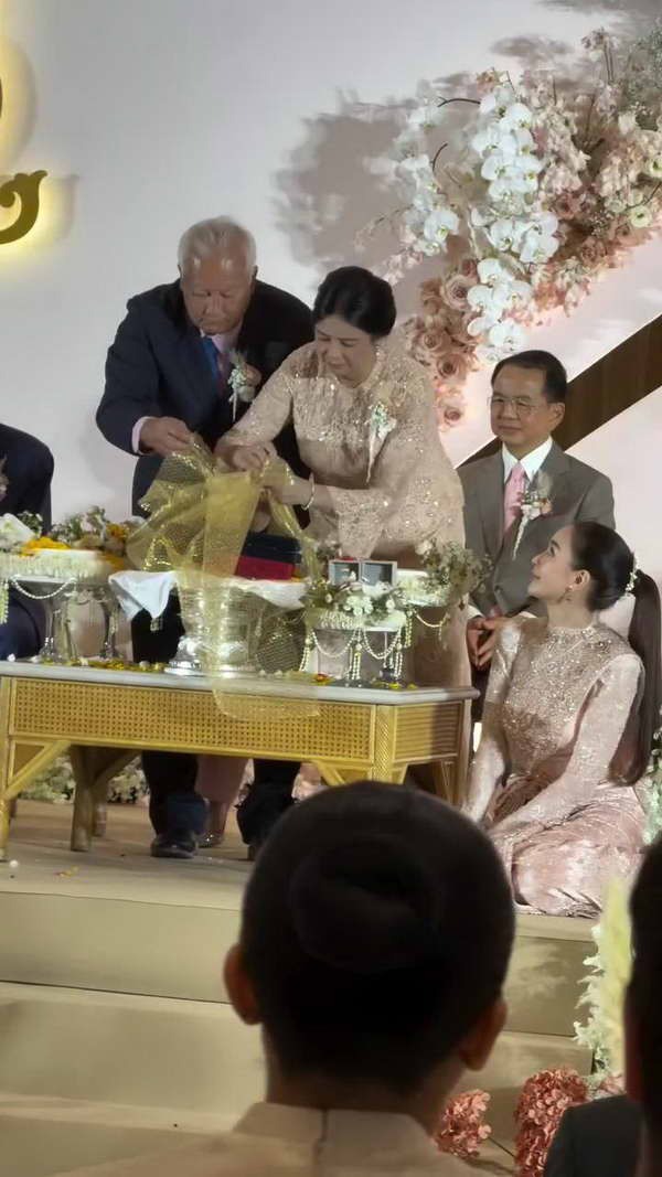 เบนซ์ ปุณยาพร เข้าพิธีหมั้น แก๊ป วิทนาถ เจ้าบ่าวหนุ่มนักธุรกิจตระกูลดัง เบนซ์ ปุณยาพร เข้าพิธีหมั้น แก๊ป วิทนาถ เจ้าบ่าวหนุ่มนักธุรกิจตระกูลดัง