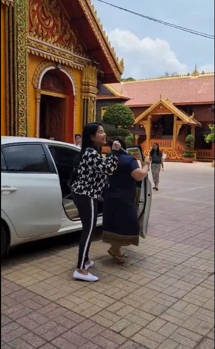 ขอเจ้าอาวาสแล้ว ตั๊ก ศิริพร ทำทุกอย่างถูกต้องก่อนร้องเพลงแก้บน ขอเจ้าอาวาสแล้ว ตั๊ก ศิริพร ทำทุกอย่างถูกต้องก่อนร้องเพลงแก้บน