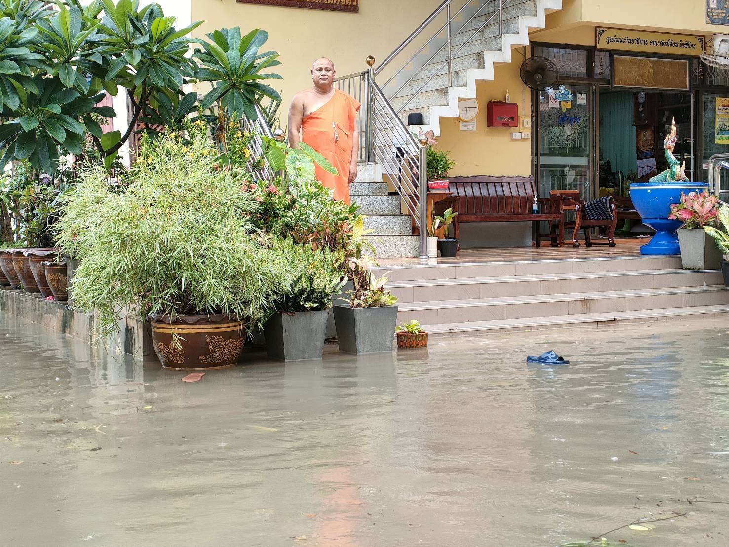 ฝนถล่ม จ.พิจิตร น้ำท่วมหนักย่านเศรษฐกิจ พ่อค้า-แม่ค้า เร่งอพยพ ฝนถล่ม จ.พิจิตร น้ำท่วมหนักย่านเศรษฐกิจ พ่อค้า-แม่ค้า เร่งอพยพ